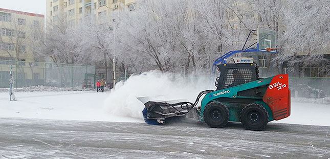 滑移裝載機除雪作業