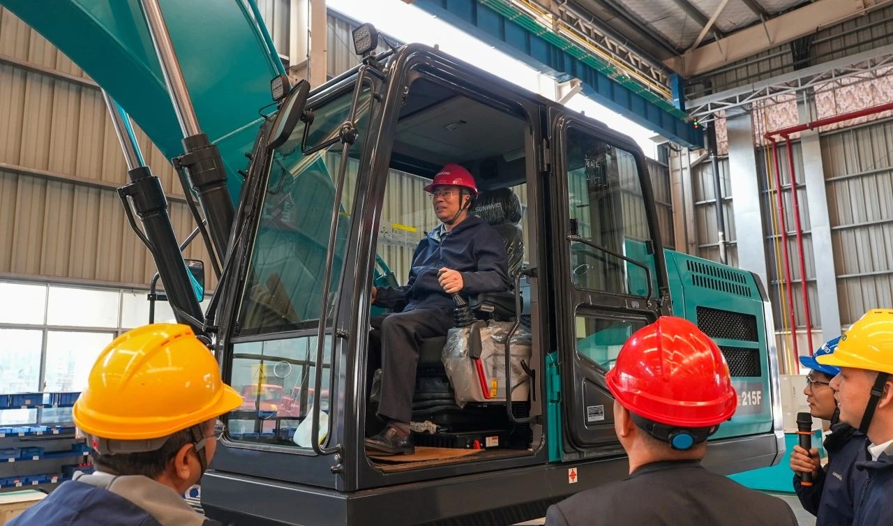 聚焦市場需求，山河智能三款精品工程液壓挖掘機(jī)成功下線