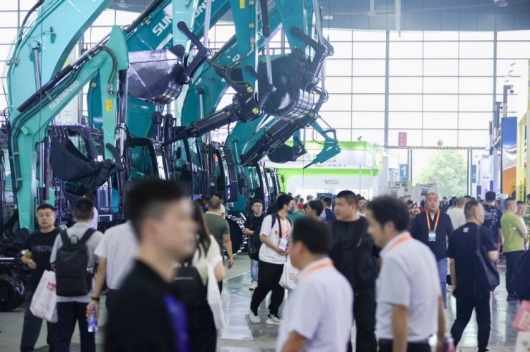 2025 CICEE | 打造極致精品化，山河智能挖掘機“圈粉”長沙展