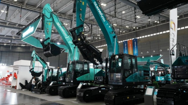 2025 CICEE | 打造極致精品化，山河智能挖掘機“圈粉”長沙展