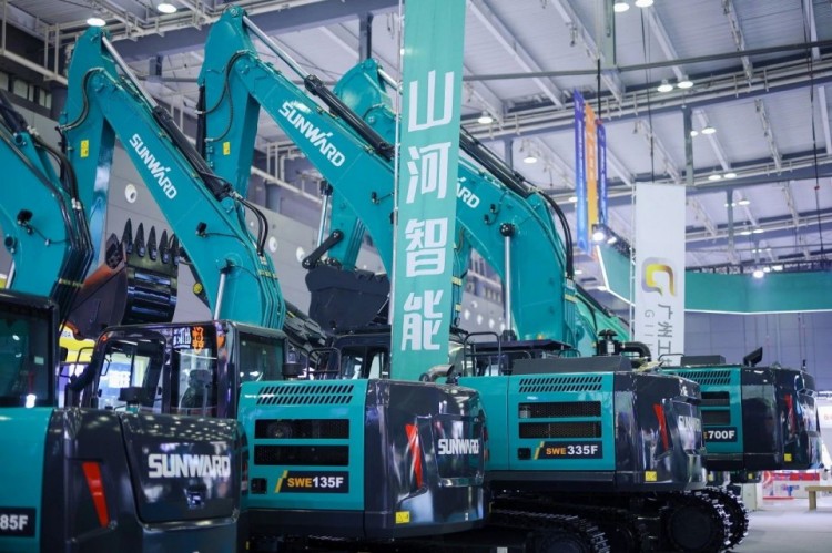 2025 CICEE | 打造極致精品化，山河智能挖掘機“圈粉”長沙展